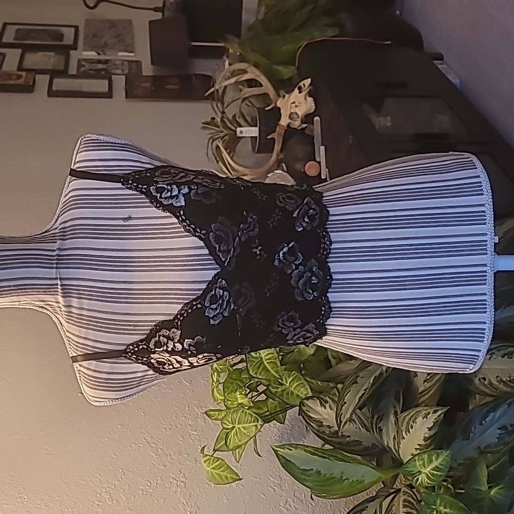 Floral lace crop tank